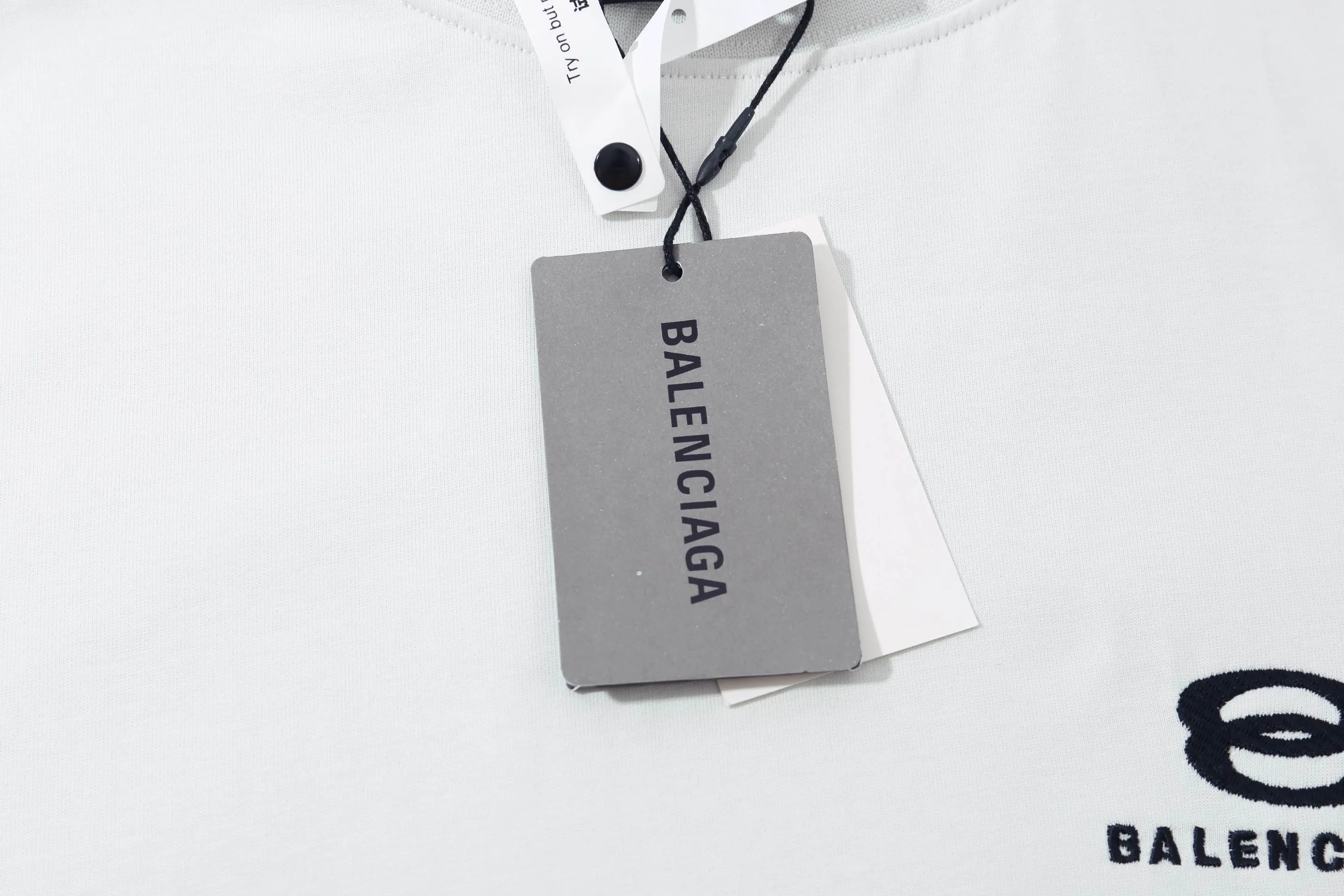 BALENCI*GA SS 25 New Arrival， . . Classic LOGO T #Classic 。 ， ZP 。 260 ， . ， 。 。Classic ， ， ， 。 . 。 OS . Same Style :Black，White Size:XSSML